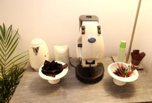 eine weiße Espressomaschine auf einer Theke in der Unterkunft Pompei suite via roma 16 in Pompei