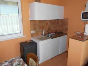 Kuchyň nebo kuchyňský kout v ubytování Ferienbungalow Fleesensee