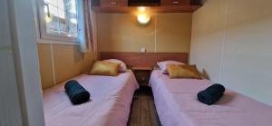 En eller flere senge i et værelse på Bungalow Privé - Calme - Climatisation - Parking gratuit + 9 billeder