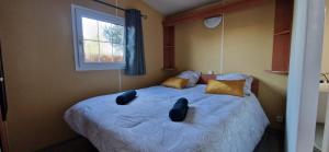 En eller flere senge i et værelse på Bungalow Privé - Calme - Climatisation - Parking gratuit