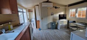 Køkken eller tekøkken på Bungalow Privé - Calme - Climatisation - Parking gratuit