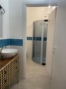 een badkamer met een wastafel en een douche bij Luxar Suites & Apartments in Assemini +96 foto's