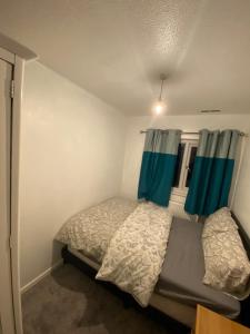 En eller flere senge i et værelse på Two bedrooms house in Northampton