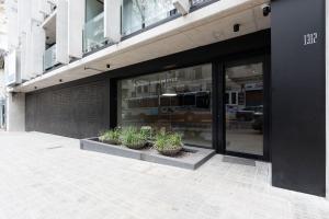 ein Schaufenster mit Topfpflanzen vor einem Gebäude in der Unterkunft Live Smart in Montevideo