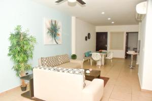 un soggiorno con un divano e un tavolo di Paraiso apartment 1 a Playa del Carmen