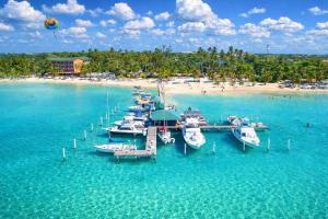 un groupe de bateaux amarrés à un quai dans l'eau dans l'établissement Hotel Don Michele, à Boca Chica