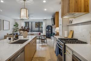 Køkken eller tekøkken på Modern Multi-Level Retreat with Rooftop Hot Tub