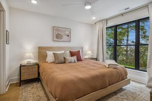 En eller flere senge i et værelse på Modern Multi-Level Retreat with Rooftop Hot Tub