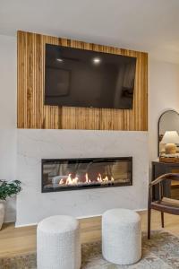 Et opholdsområde på Modern Multi-Level Retreat with Rooftop Hot Tub + 65 billeder