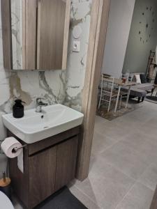 een badkamer met een wastafel, een spiegel en een tafel bij Konstantinos Loft in Serres +17 foto's