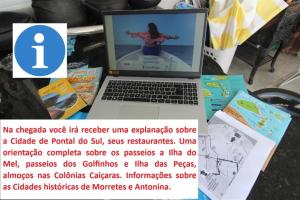 a laptop computer sitting on top of a table at Pousada Captain Morgan Pontal do Sul com Piscina in Pontal do Paraná +39 photos