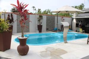 Swimmingpoolen hos eller tæt på Pousada Captain Morgan Pontal do Sul com Piscina