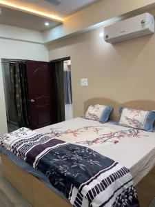 une chambre avec un lit avec une couverture dessus dans l'établissement Shivasti Heritage Stays, à Jāmb