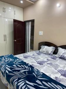 une chambre avec un lit avec une couette bleue et blanche dans l'établissement Shivasti Heritage Stays, à Jāmb 4 autres photos