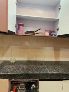 un comptoir de cuisine avec un placard ouvert dans une cuisine dans l'établissement Shivasti Heritage Stays, à Jāmb