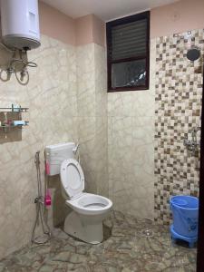 une salle de bain avec toilettes et fenêtre dans l'établissement Shivasti Heritage Stays, à Jāmb