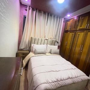 ein Schlafzimmer mit einem großen Bett mit weißer Bettwäsche in der Unterkunft Prime stay downtown Meknes in Meknès