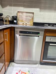 eine Küche mit einem Edelstahl-Geschirrspüler in einer Küche in der Unterkunft Prime stay downtown Meknes in Meknès