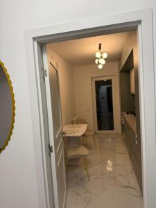 une porte menant à une cuisine avec une table dans l'établissement Dobroesti House 13, à Colentina