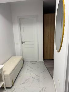 une chambre avec un lit et un miroir dans l'établissement Dobroesti House 13, à Colentina