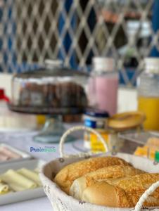 eine Pfanne mit Essen steht auf einem Tisch mit aasteryasteryasteryasteryasteryastery in der Unterkunft Pousada Praiamar in São Sebastião