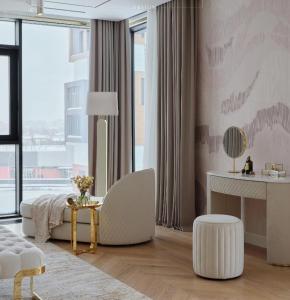 een woonkamer met een bed en een tafel bij MEGA Almaty ATRIA in Alma-Ata