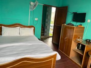 En eller flere senge i et værelse på Hotel Dipjyoti and Thakali Kitchen