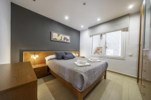 Postel nebo postele na pokoji v ubytování Piso reformado en Tossa con terraza y AA