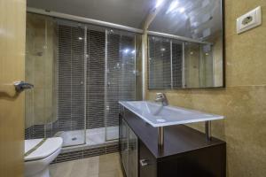 Koupelna v ubytování Piso reformado en Tossa con terraza y AA + 21 fotografií