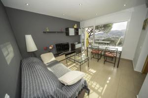 TV a/nebo společenská místnost v ubytování Piso reformado en Tossa con terraza y AA