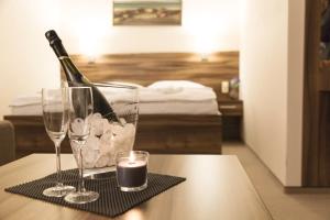 butelka wina i świeca na stole w obiekcie Hotel & Restaurant Pod Kaštany w mieście Krupka