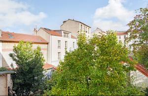 a group of buildings with trees in the foreground at Charmant T2 in Alfortville