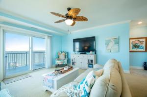 TV a/nebo společenská místnost v ubytování Sunsets on the Sound