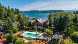 een luchtfoto van een huis met een zwembad bij La Campiña in Bariloche