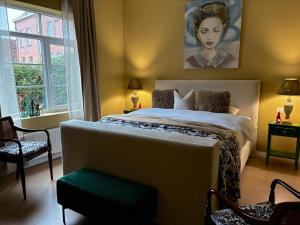 een slaapkamer met een groot bed en een raam bij Si brugge in Brugge