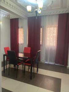 Et opholdsområde på Évasion Chic Appartement 2 Chambres avec Piscine