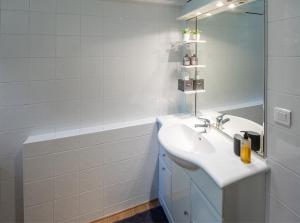 Et badeværelse på Chambre d'Hôtes du Domaine de Gargoris, Terrasse Privée & Piscine + 38 billeder