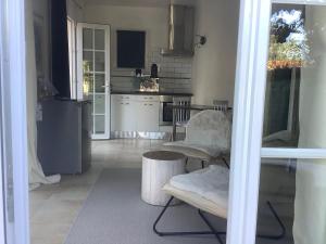 una cucina con due sedie e un tavolo di Location Studio de charme a Antibes