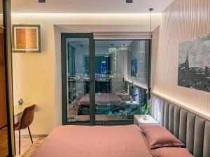 En eller flere senge i et værelse på Apartments Akash U-tower NRG