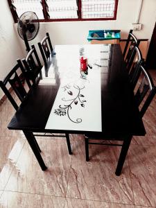 een zwarte eettafel met een tekening erop bij huazhi in Accra