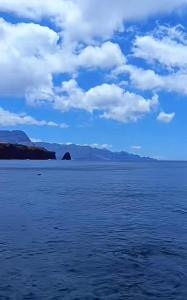 un grande corpo d'acqua con cielo e nuvole blu di Casa Doramas a San José de Caideros