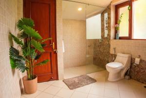 een badkamer met een toilet en een plant erin bij The ForestBound Cottage in Manāli +29 foto's