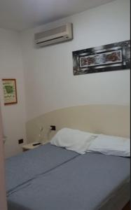 una camera con letto e condizionatore d'aria di Villetta Serenity presso Residence ai Salici a Caorle