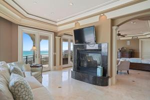 Image showcasing Uma TV ou centro de entretenimento em Capitano - Huge Luxury Beachfront ...