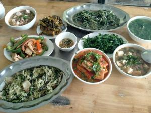 同文Experience Nature at Our Semi-Campsite in the Heart of the Mountains的木桌上摆放着一组碗食物 更多19张照片