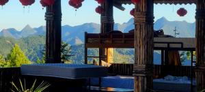 同文Experience Nature at Our Semi-Campsite in the Heart of the Mountains的山景客房 - 带两张床