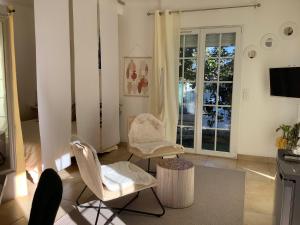 un soggiorno con due sedie e un tavolo di Location Studio de charme a Antibes