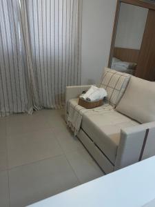 a living room with a couch and a mirror at Studio On Mateus in Juiz de Fora +13 photos