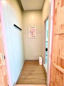 ein Flur mit einer Tür, die in einen Raum führt in der Unterkunft The See Stay Hatyai in Hat Yai