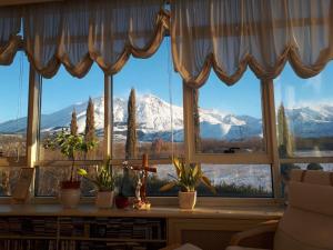 Nespecifikovaný výhled na hory nebo výhled na hory při pohledu z farmy